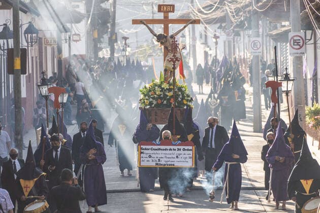 April 16, 2022, Patzcuaro, Michoacan, Mexico: Roman Catholic hooded penitents wearing traditional capirotes, carry a statue of Jesus Christ through the streets in celebration of Holy Saturday, April 16, 2022 in Patzcuaro, Michoacan, Mexico. The small indigenous town retains traditions from Colonial Spanish rule including the confraternity of penitents during Holy Week. Patzcuaro Mexico - ZUMAe02_ 20220416_zaf_e02_005 Copyright: xRichardxEllisx
