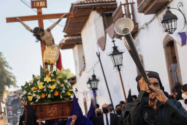 April 16, 2022, Patzcuaro, Michoacan, Mexico: Roman Catholic hooded penitents wearing traditional capirotes, carry a statue of Jesus Christ through the streets in celebration of Holy Saturday, April 16, 2022 in Patzcuaro, Michoacan, Mexico. The small indigenous town retains traditions from Colonial Spanish rule including the confraternity of penitents during Holy Week. Patzcuaro Mexico - ZUMAe02_ 20220416_zaf_e02_012 Copyright: xRichardxEllisx