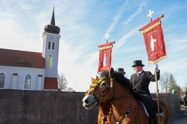 Bilder des Jahres 2022, News 04 April News Themen der Woche KW15 News Bilder des Tages Datum: 17.04.22 Uhrzeit: 09:17 Ort: Ralbitz Das Osterreiten ist einer der bekanntesten überlieferten religiösen Osterbräuchen der Sorben in der katholischen Region zwischen Bautzen, Kamenz und Hoyerswerda. Ostersonntags treffen sich die Prozessionen der ausschließlich männlichen sorbische Osterreiter an acht kath. Pfarrkirchen und dem Kloster Marienstern. Sie formieren sich zu zweit, die vorderen Paare tragen die farbigen Kirchenfahnen, ein mit der Stola geschmücktes Kruzifix daher spricht man örtlich auch vom Kreuzreiten und eine Statue des auferstandenen Christus. Mit dem Segen des Pfarrers und beim Läuten der Glocken reiten die Männer dreimal um die Kirche und danach in die Nachbargemeinde, um dieser die frohe Bo
