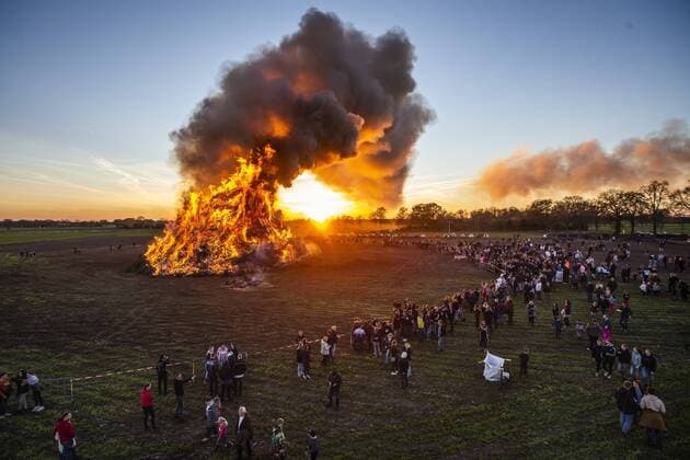 Bilder des Jahres 2022, News 04 April News Themen der Woche KW15 News Bilder des Tages 2022-04-17 20:05:04 DIJKERHOEK - An Easter fire on Easter Monday in the Dijkerhoek hamlet. The hamlet in the municipality of Rijssen-Holten has won the Easter fire competition with the largest Easter fire with a height of 15 meters and a volume of more than 4000 cubic meters of pruning wood. Due to the corona crisis and persistent drought, it is the first time in three years that Easter fires have been allowed again. ANP VINCENT JANNINK netherlands out - belgium out *** 2022 04 17 20 05 04 DIJKERHOEK An Easter fire on Easter Monday in the Dijkerhoek hamlet The hamlet in the municipality of Rijssen Holten has won the Easter fire competition with the largest Easter fire with a height of 15 meters and a volume of more than 4000 cubic meters of  Copyright: xx x447241943x originalFilename: 447241943.jpg