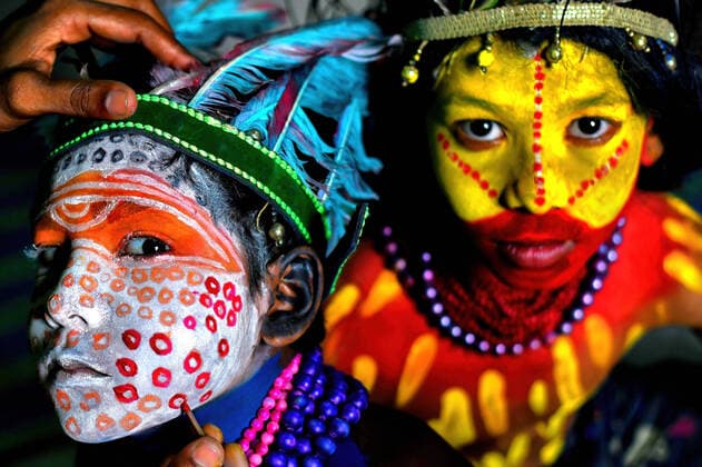 Bilder des Jahres 2022, News 04 April News Themen der Woche KW15 News Bilder des Tages April 17, 2022, Kolkata, India: Young children pose with their faces painted as part of their Impersonating Act on the theme of different Tribal Cultures. For generations Bahurupi artists from West Bengal have been practicing in the art of face painting. Using their painting techniques they can easily metamorphose into different characters during a performance, which often represents tribal myths. These traditional artists scrape a living from their performances, relying on the generosity of audiences for their income. Kolkata India - ZUMAs197 20220417_zab_s197_068 Copyright: xAvishekxDasx