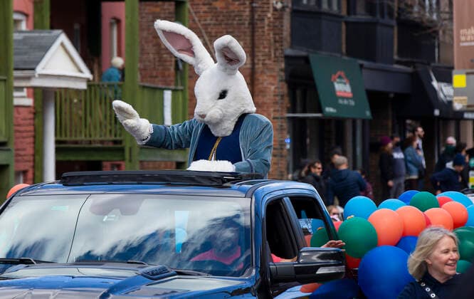 (220417) -- TORONTO, April 17, 2022 -- A dressed-up Easter Bunny waves to people during the 2022 Toronto Beaches Lions Easter Parade in Toronto, Canada, on April 17, 2022. The Toronto Beaches Lions Easter Parade returned on Sunday after a three-year hiatus due to the COVID-19 pandemic. (Photo by Xinhua) CANADA-TORONTO-EASTER-PARADE ZouxZheng 