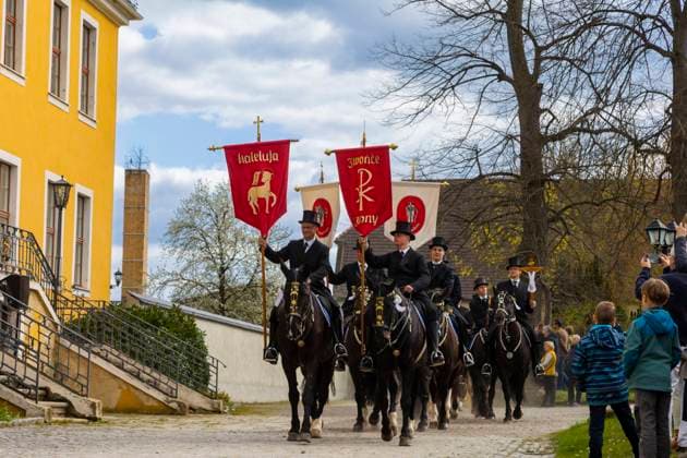 Osterreiter in der Lausitz Prozession von Panschwitz Kuckau nach Höflein, Räckelwitz bis nach Crostwitz. Jährlich finden zu Ostern in der Lausitz c.a. 5 Prozessionen mit c.a. je 200 Reitern statt. Die katholische Kirche setzt hier alte sorbische Riten fort. Tausende Zuschauer verfolgen die beeindruckenden Reiterzüge. Einritt am Schloss Räckelwitz. Räckelwitz Sachsen GERMANY *** Easter riders in Lusatia procession from Panschwitz Kuckau to Höflein, Räckelwitz to Crostwitz Every year at Easter in Lusatia c a 5 processions with c a 200 riders each take place The Catholic Church continues here old Sorbian rites Thousands of spectators watch the impressive equestrian processions Entry at the castle Räckelwitz Räckelwitz Saxony GERMANY