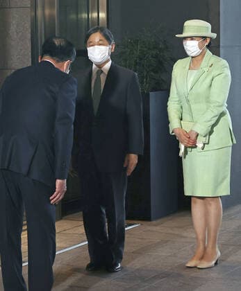 Japanese emperor, empress Japanese Emperor Naruhito and Empress Masako arrive at a hotel in Tokyo, venue of a ceremony in which the Midori Prize for researchers in the field of the protection of the environment and other plant matters is awarded on April 18, 2022. (Pool photo)  A14AA0001281382P