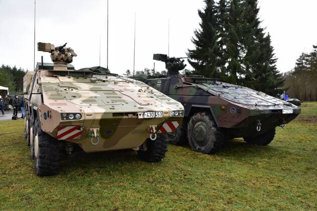 GTK Boxer der Bundeswehr Der GTK Boxer wird von der Firma Rheinmetall gebaut. Er wird in der Bundeswehr als Mannschaftstransportfahrzeug und als Führungsfahrzeug eingesetzt. Munster Niedersachsen Deutschland *** GTK Boxer of the German Armed Forces The GTK Boxer is built by the company Rheinmetall It is used in the German Armed Forces as a crew transport vehicle and as a command vehicle Munster Lower Saxony Germany