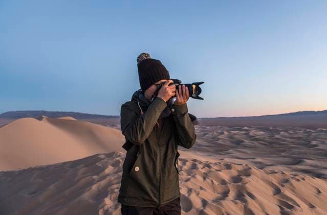photographer shooting on the great sand dunes of the Gobi desert Bulgan, Bulgan, Mongolia CR_THHE220418-965173-01 ,model released, Symbolfoto