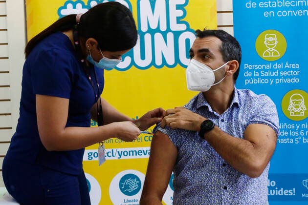 Santiago, April 18, 2022 The undersecretary of Public Health, Cristobal Cuadrado, together with the seremi of Health RM, Gonzalo Soto, and the mayor of San Joaquin, Cristobal Labra, is vaccinated with the fourth dose against Covid 19 in the Vaccinatorium of the Mall La Fabrica Patio Outlet Javier Salvo Aton Chile, Santiago Chile Aton 600740  Copyright: JAVIERxSALVO ATONxCHILE