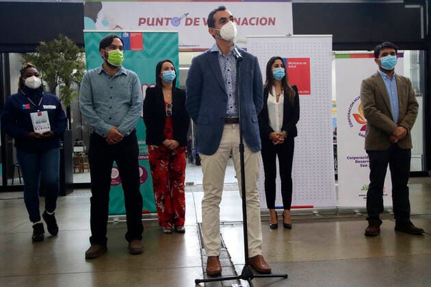 Santiago, April 18, 2022 The undersecretary of Public Health, Cristobal Cuadrado, together with the seremi of Health RM, Gonzalo Soto, and the mayor of San Joaquin, Cristobal Labra, is vaccinated with the fourth dose against Covid 19 in the Vaccinatorium of the Mall La Fabrica Patio Outlet Javier Salvo Aton Chile, Santiago Chile Aton 600743  Copyright: JAVIERxSALVO ATONxCHILE