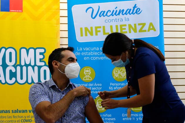 Santiago, April 18, 2022 The undersecretary of Public Health, Cristobal Cuadrado, together with the seremi of Health RM, Gonzalo Soto, and the mayor of San Joaquin, Cristobal Labra, is vaccinated with the fourth dose against Covid 19 in the Vaccinatorium of the Mall La Fabrica Patio Outlet Javier Salvo Aton Chile, Santiago Chile Aton 600750  Copyright: JAVIERxSALVO ATONxCHILE
