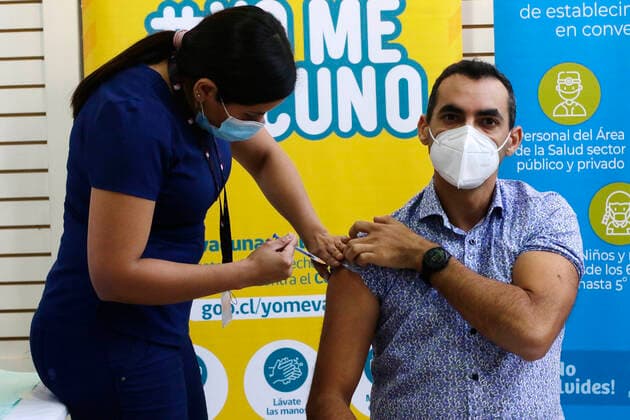 Santiago, April 18, 2022 The undersecretary of Public Health, Cristobal Cuadrado, together with the seremi of Health RM, Gonzalo Soto, and the mayor of San Joaquin, Cristobal Labra, is vaccinated with the fourth dose against Covid 19 in the Vaccinatorium of the Mall La Fabrica Patio Outlet Javier Salvo Aton Chile, Santiago Chile Aton 600752  Copyright: JAVIERxSALVO ATONxCHILE