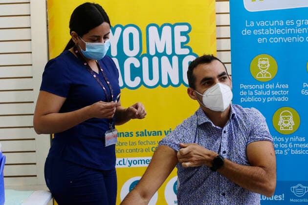 Santiago, April 18, 2022 The undersecretary of Public Health, Cristobal Cuadrado, together with the seremi of Health RM, Gonzalo Soto, and the mayor of San Joaquin, Cristobal Labra, is vaccinated with the fourth dose against Covid 19 in the Vaccinatorium of the Mall La Fabrica Patio Outlet Javier Salvo Aton Chile, Santiago Chile Aton 600753  Copyright: JAVIERxSALVO ATONxCHILE
