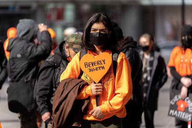 April 18, 2022, Toronto, ON, Canada: Indigenous activists and supporters rally at Yonge and Dundas Square in Toronto on Monday, April 18, 2022. Toronto Canada  - ZUMAc35_ 20220418_zaf_c35_001 Copyright: xYaderxGuzmanx