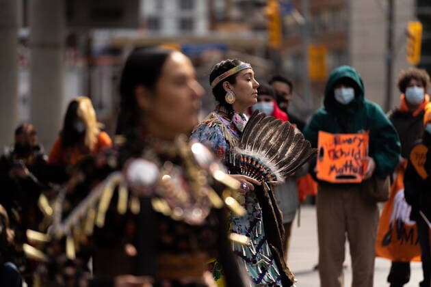 April 18, 2022, Toronto, ON, Canada: Indigenous dancers perform as Indigenous activists and supporters rally at Yonge and Dundas Square in Toronto on Monday, April 18, 2022. Toronto Canada  - ZUMAc35_ 20220418_zaf_c35_005 Copyright: xYaderxGuzmanx