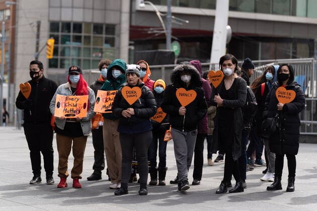 April 18, 2022, Toronto, ON, Canada: Indigenous activists and supporters rally at Yonge and Dundas Square in Toronto on Monday, April 18, 2022. Toronto Canada  - ZUMAc35_ 20220418_zaf_c35_009 Copyright: xYaderxGuzmanx