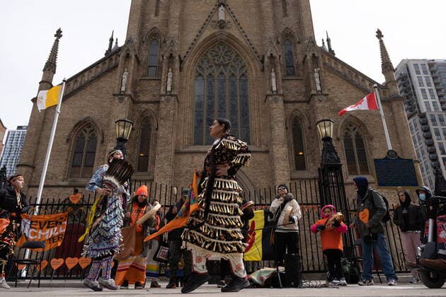 April 18, 2022, Toronto, ON, Canada: Indigenous activists and supporters rally outside St. Michael s Cathedral Basilica in Toronto on Monday, April 18, 2022. Toronto Canada  - ZUMAc35_ 20220418_zaf_c35_012 Copyright: xYaderxGuzmanx