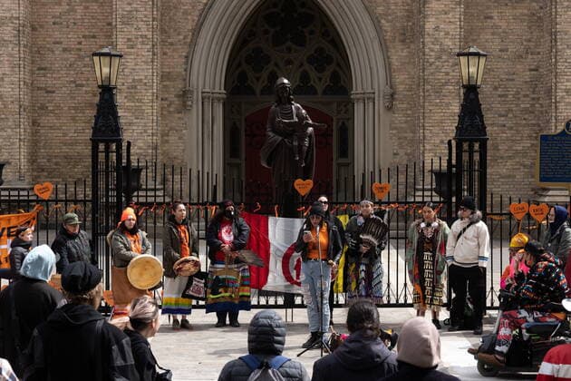 News Bilder des Tages April 18, 2022, Toronto, ON, Canada: Indigenous activists and supporters rally outside St. Michael s Cathedral Basilica in Toronto on Monday, April 18, 2022. Toronto Canada  - ZUMAc35_ 20220418_zaf_c35_013 Copyright: xYaderxGuzmanx