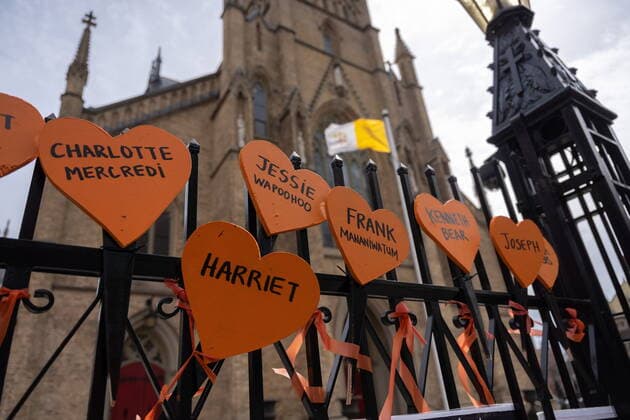 April 18, 2022, Toronto, ON, Canada: Signs printed with the names of residential school victims are tied to the gates outside St. Michael s Cathedral Basilica in Toronto on Monday, April 18, 2022. Toronto Canada  - ZUMAc35_ 20220418_zaf_c35_014 Copyright: xYaderxGuzmanx