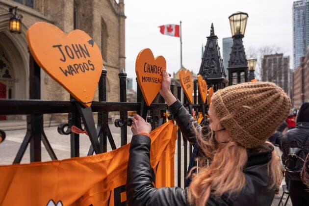 April 18, 2022, Toronto, ON, Canada: Demonstrators attach signs printed with the names of residential school victims to the gates outside St. Michael s Cathedral Basilica in Toronto on Monday, April 18, 2022. Toronto Canada  - ZUMAc35_ 20220418_zaf_c35_016 Copyright: xYaderxGuzmanx