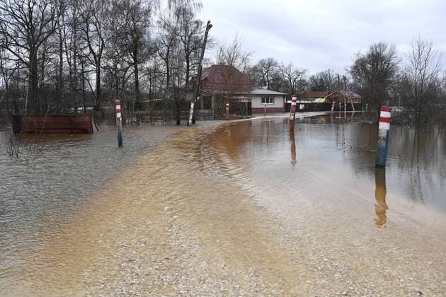 News Themen der Woche KW16 News Bilder des Tages Russia Spring Flood 8169214 19.04.2022 A view shows flooded houses of the Sobinka city, in the Vladimir Region, Russia. Kirill Kallinikov Sputnik Vladimir Region Russia  Copyright: xKirillxKallinikovx