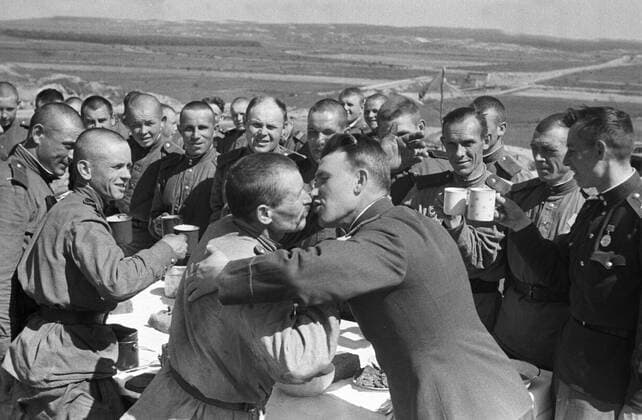 WWI VICTORY DAY 5158 09.05.1945 Soldiers celebrating the Victory Day. Peter Sputnik Germany  Copyright: xPeterx