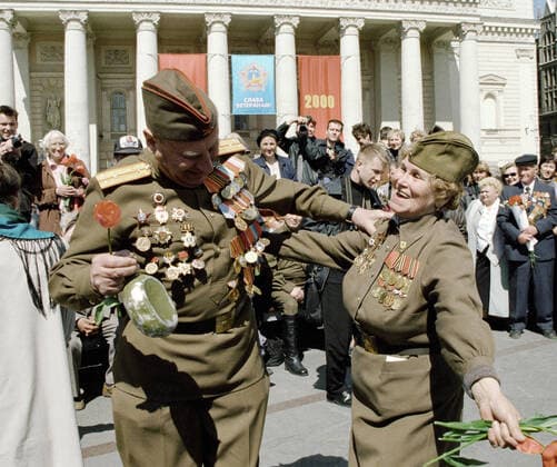 V-DAY VETERANS CELEBRATIONS 56950 09.05.2000 WWII veterans celebrating V-Day near the Bolshoi theatre. Dmitry Korobeinikov Sputnik Moscow Russia  Copyright: xDmitryxKorobeinikovx