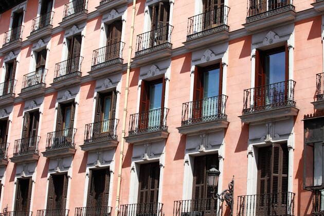 IMAGO Creative: Dichotomien, Reflexionen - Architektur IMAGO Creative: Dichotomien, Reflexionen Mediterranean architecture in Spain. Old apartment building in Madrid. , 12574016.jpg, madrid, spain, window, balcony, apartment, architecture, area, brick, building, center, city, classic, colorful, colourful, construction, decorative, design, destination, europe, european, facade, flat, glass, gran, house, iron, light, mayor, mediterranean, new, night, office, old, ornamental, ornate, residential, row, sightseeing, sky, spanish, street, summer, tourism, town, travel, via, vintage, wrought, yellow,