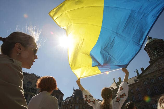 IMAGO Creative: Tag der Menschenrechte am 10. Dezember Activists and supporters gather in a protest against the Russian military invasion of Ukraine at the Dam Square on April 17, 2022 in Amsterdam,Netherlands. Activists protest against the war to draw attention to murders of civilians by Russian soldiers in Ukraine, that in nearly two months an estimated 4.7 million refugees have left the country. Amsterdam Netherlands Copyright: xPauloxAmorimx amp20220417_005