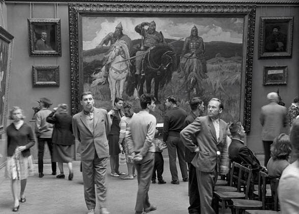 Tretyakov gallery Vasnetsov hall 84296 01.07.1964 Visitors of the State Tretyakov gallery looking at canvases by Russian painter Viktor Vasnetsov. Mikhail Ozerskiy Sputnik Moscow Russia  Copyright: xMikhailxOzerskiyx