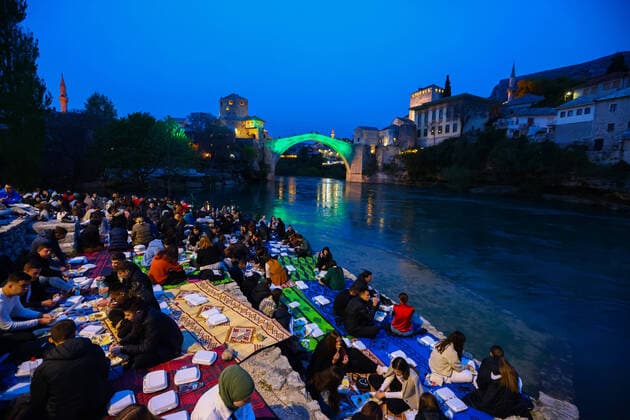 News Themen der Woche KW16 News Bilder des Tages PXL_Iftar dinner under old bridge Young people participate in the traditional iftar dinner under the Old Bridge in Mostar, Bosnia and Herzegovina on 19. April. 2022. DenisxKapetanoviÄ‡x PIXSELL