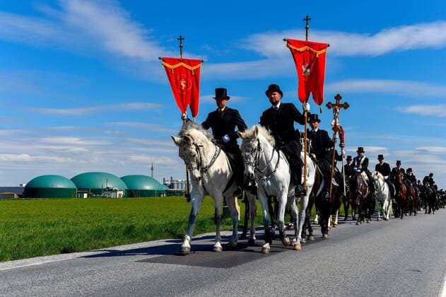 Radibor - Sorbischer Brauch: Osterreiter verkünden Auferstehung Radibor 17.04.2022 gegen 11:45 Uhr Fotograf: LausitzNews Toni Lehder Die Tradition des Osterreitens wird in der Lausitz seit vielen Jahrhunderten gepflegt. In 9 verschiedenen Prozessionen machen sich wieder hunderte Reiter mit geschmückten Pferden auf den Weg, um die Botschaft der Auferstehung Christi ins Land hinaus zu tragen. In Radibor machten sich am gegen 11:45 Uhr über 100 Reiter auf den Weg nach Storcha. Hunderte Gäste reisten an und beobachteten das Spektakel in dem kleinen sorbischen Dorf. Radibor Sachsen Deutschland *** Radibor Sorbian custom Easter riders proclaim resurrection Radibor 17 04 2022 around 11 45 am Photographer LausitzNews Toni Lehder The traditi Copyright: xLausitzNews.de TonixLehderx