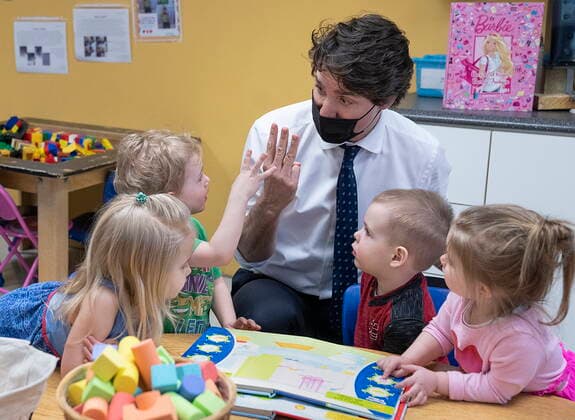 News Bilder des Tages April 19, 2022, Dalhousie, NB, Canada: Prime Minister Justin Trudeau visits the Tic Tac Toe Daycare in Dalhousie, N.B. during a post-budget tour on Tuesday, April 19, 2022. Dalhousie Canada  - ZUMAc35_ 20220419_zaf_c35_004 Copyright: xAndrewxVaughanx