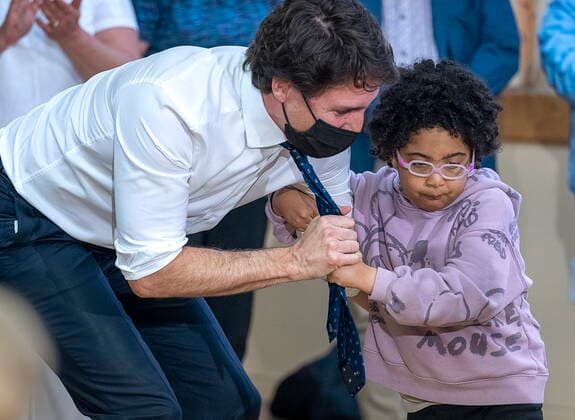 April 19, 2022, Dalhousie, NB, Canada: Prime Minister Justin Trudeau gets a tug on his tie after posing with a child during a long-term care announcement at the Golden Age Club in Dalhousie, N.B. during a post-budget tour on Tuesday, April 19, 2022. Dalhousie Canada  - ZUMAc35_ 20220419_zaf_c35_006 Copyright: xAndrewxVaughanx