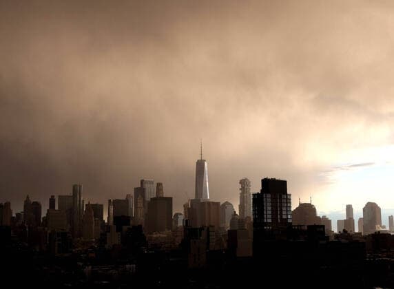 News Themen der Woche KW16 Storm clouds pass over One World Trade Center and the Manhattan skyline before sunset in New York City on Tuesday, April 19, 2022.  NYP20220419101 JohnxAngelillo