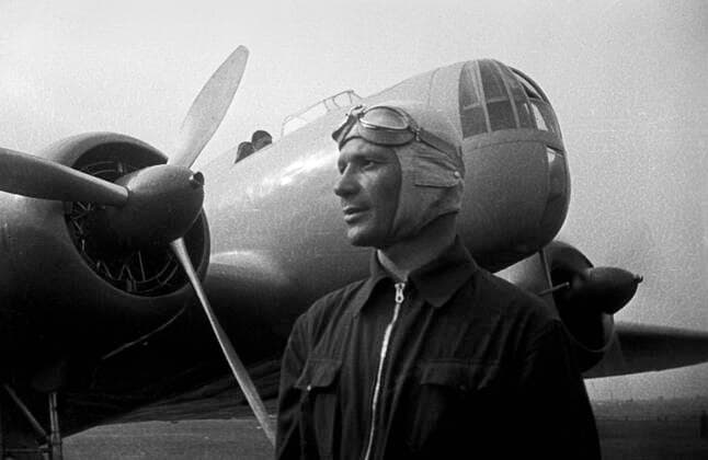 Test pilot Vladimir Kokkinaki 2366559 01.10.1957 Soviet test pilot, Twice Hero of the Soviet Union and Air Major General Vladimir Kokkinaki. Boris Vdovenko Sputnik Russia  Copyright: xBorisxVdovenkox