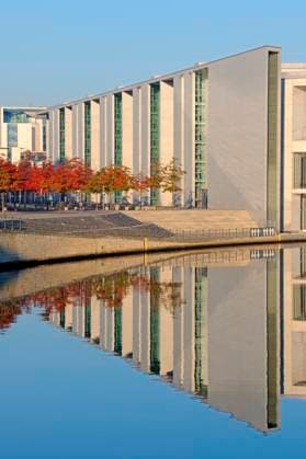 Paul-Loebe-Haus und Marie-Elisabeth-Lueders-Haus, spiegeln sich im Herbst bei Sonnenaufgang in der Spree, Deutschland, Berlin Paul-Loebe House and Marie-Elisabeth-Lueders House reflecting on river spree at sunrise in autumn, Germany, Berlin BLWS665603 *** Paul Loebe House and Marie Elisabeth Lueders House reflected on river spree at sunrise in autumn, Germany, Berlin Paul Loebe House and Marie Elisabeth Lueders House reflected on river spree at sunrise in autumn, Germany, Berlin BLWS665603 Copyright: xblickwinkel McPHOTO I.xSchulzx