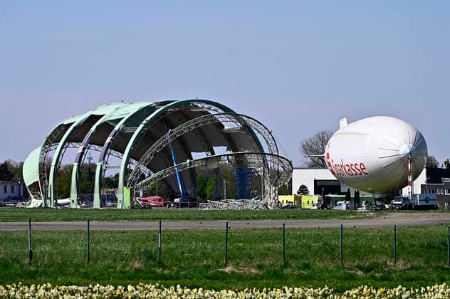 News Themen der Woche KW16 News Bilder des Tages Abriss Luftschiff Hangar in Mülheim-Ruhr,Stadt im Ruhrgebiet im Bundesland Nordrhein-Westfalen ( NRW ).Die Textil bespannte Luhtschiffhalle von Zeppelin Theo,von der WDL-Luftschiffgesellschaft ( Luftschiffunternehmen ) wird abgerissen,es entsteht eine neue Multifunktionshalle für ca.1500 Personen.Das bekannte Luftschiff Theo,fährt in dieser Saison nicht mehr,es müsste repariert werden,da die Luftschiffhalle aber abgerissen wird,ist die Reparatur draussen nicht möglich,fotografiert am 20.04.2022. Â *** Demolition airship hangar in Mülheim Ruhr, city in the Ruhr area in the state of North Rhine Westphalia NRW The textile-covered Luhtschiffhalle of Zeppelin Theo, from the WDL airship company airship company is torn down, it is a new mult