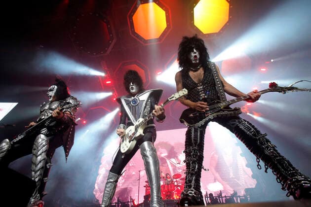 Bilder des Jahres 2022, Entertainment 04 April Entertainment Themen der Woche KW16 Entertainment Bilder des Tages Santiago, 20 de abril de 2022. La banda norteamericana, KISS se presenta por ultima vez en el Movistar Arena durante su gira mundial End of the Road. Jonnathan Oyarzun Aton Chile, Santiago Chile Aton_601354 *** Santiago, April 20, 2022 The American band KISS will perform for the last time at the Movistar Arena during their End of the Road World Tour Jonnathan Oyarzun Aton Chile, Santiago Chile Aton 601354  Copyright: JONNATHANxOYARZUN ATONxCHILE