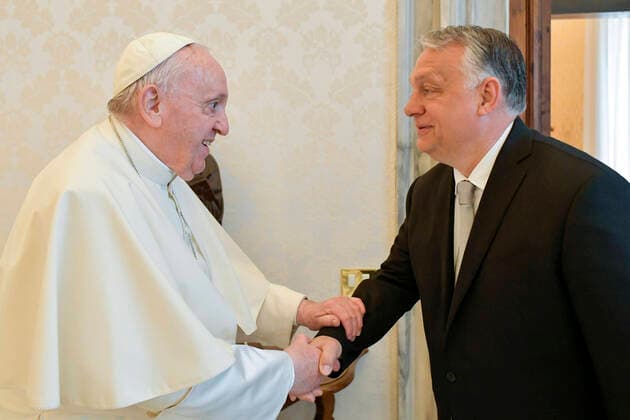 News Themen der Woche KW16 News Bilder des Tages April 21, 2022, VATICAN CITY, HOLY SEE: This handout picture provided by the shows Pope Francis receiving Hungarian Prime Minister Viktor Orban during a private audience at the Vatican, 21 April 2022..ANSA . VATICAN CITY HOLY SEE - ZUMAa110 20220421_zaf_a110_004 Copyright: xVaticanxMediax
