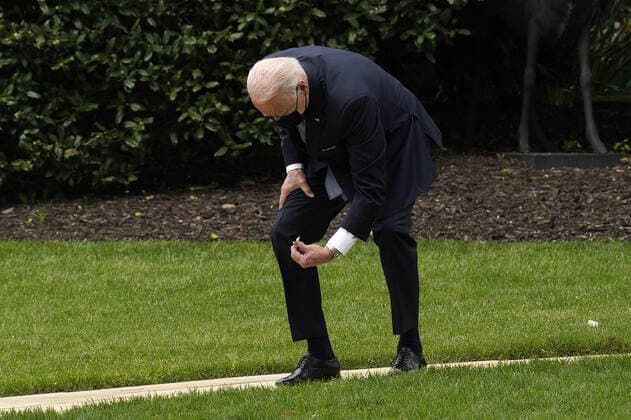News Themen der Woche KW16 President Joe Biden picks up a leaf on the South Lawn of the White House in Washington, DC before his departure to Portland, Oregon on Thursday, April 21, 2022.  WAX2022042146 YURIxGRIPAS