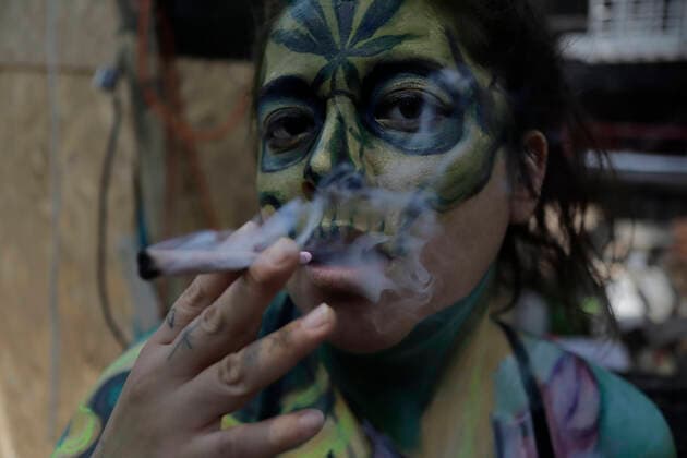 News Themen der Woche KW16 International Marijuana Day In Mexico A woman smokes marijuana at Planton 420 outside the Senate of the Republic in Mexico City, to commemorate International Marijuana Day, where demonstrators demanded that any adult person should be able to access Cannabis and its derivatives legally, safely and, above all, with unrestricted respect for their rights and freedoms, which means that there should be clear regulations for its production, distribution and consumption, including its cultivation by private adults, whether for personal, therapeutic or industrial purposes. Mexico City Mexico City Mexico  Copyright: xGerardoxVieyrax originalFilename: vieyra-notitle220420_npKC4.jpg