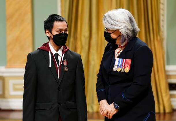 April 21, 2022, Ottawa, Ontario, Canada: Governor General Mary Simon presents the Sovereign s Medal for Volunteers to Ethan Dustin Kablutsiak Tassiuk of Arviat, Nunavut, during an in-person ceremony at Rideau Hall in Ottawa on Thursday, April 21, 2022. Ottawa Canada  - ZUMAc35_ 20220421_zaf_c35_002 Copyright: xSeanxKilpatrickx