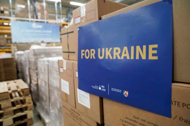 News Bilder des Tages Medikamentenlager von action medeor e.V. fuer Ukranie Hilfen Medikamenten fuer die Ukraine. Medikamentenlager von rund 4.000 Quadratmetern von action medeor in Toenisvorst, hier werden Pakete fuer Hilfen fuer die Ukraine fuer den Versand vorbereiten und sehen zum Abtransport bereit Deutschland *** Medication warehouse of action medeor e V for Ukranie aid medicines for Ukraine Medication warehouse of about 4 000 square meters of action medeor in Toenisvorst, here will prepare packages for aid to Ukraine for shipment and see ready for shipment Germany