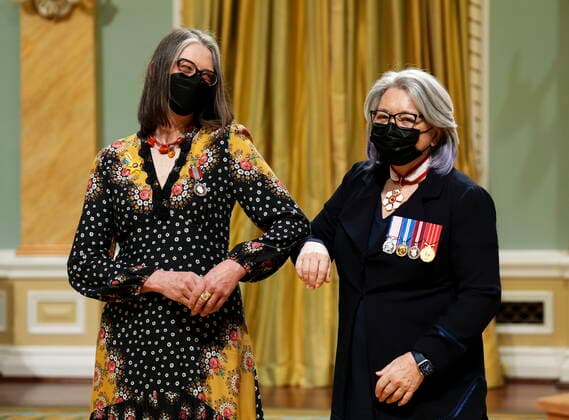 April 21, 2022, Ottawa, Ontario, Canada: Governor General Mary Simon shares an elbow bump with Bonnie Woloschuk of Edmonton, Alta., as she presents her with the Sovereign s Medal for Volunteers during an in person ceremony at Rideau Hall in Ottawa on Thursday, April 21, 2022. Ottawa Canada  - ZUMAc35_ 20220421_zaf_c35_015 Copyright: xSeanxKilpatrickx