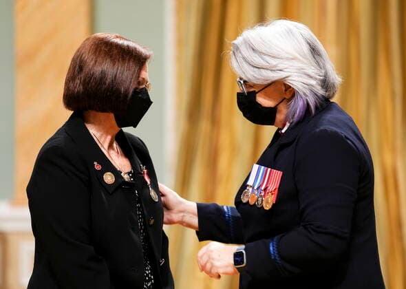 April 21, 2022, Ottawa, Ontario, Canada: Governor General Mary Simon presents the Sovereign s Medal for Volunteers to Cathy Mary Bach of Surrey, B.C., during an in-person ceremony at Rideau Hall in Ottawa on Thursday, April 21, 2022. Ottawa Canada  - ZUMAc35_ 20220421_zaf_c35_016 Copyright: xSeanxKilpatrickx