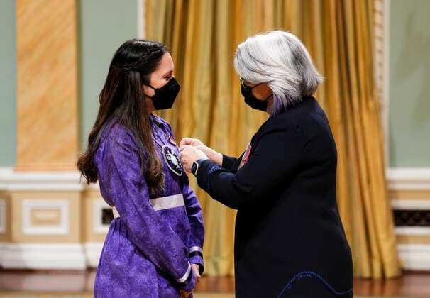April 21, 2022, Ottawa, Ontario, Canada: Governor General Mary Simon presents the Sovereign s Medal for Volunteers to Janis Monture of Brantford, Ont., during an in-person ceremony at Rideau Hall in Ottawa on Thursday, April 21, 2022. Ottawa Canada  - ZUMAc35_ 20220421_zaf_c35_018 Copyright: xSeanxKilpatrickx