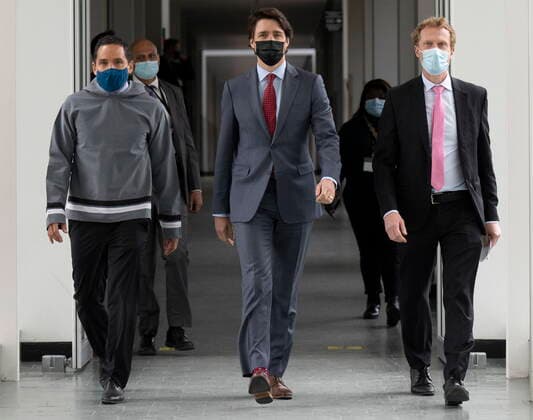 News Bilder des Tages April 21, 2022, Ottawa, ON, Canada: Canadian Prime Minister Justin Trudeau walks with President of the Inuit Tapiriit Kanatami Natan Obed and ..Crown-Indigenous Relations Minister Marc Miller to a news conference following a meeting of the Inuit-Crown Partnership Committee, Thursday, April 21, 2022 in Ottawa. Ottawa Canada  - ZUMAc35_ 20220421_zaf_c35_025 Copyright: xAdrianxWyldx