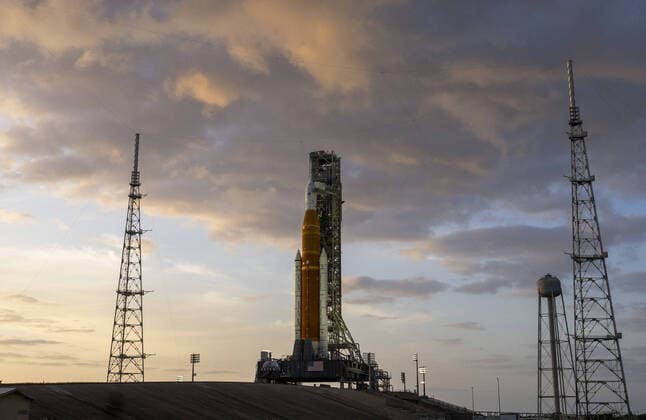 News Themen der Woche KW16 News Bilder des Tages NASA s Space Launch System (SLS) rocket Armetis 1 sits on launchpad 39B at sunset at the Kennedy Space Center in Florida on Thursday, April 21, 2022. The SLS Artemis system is going through tests with an expected unmanned launch date this summer. The massive rocket system is designed to return humans to the Moon in a few years.  KSC2022042125 PATxBENIC