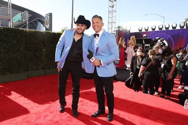 The singer Gerardo Ortiz (L) and the television presenter Jorge Bernal pose upon her arrival on the red carpet for the 2022 Latin American Music Awards, at the Michelob ULTRA Arena at the Mandalay Bay Resort and Casino in Las Vegas, Nevada, US, 21 April 2022. Red carpet of the Latin American Music Awards 2022 !ACHTUNG: NUR REDAKTIONELLE NUTZUNG!  Copyright: xRondaxChurchillx USA7094 20220422-82861e05d680ab08d199e2a213dfd1ca0012cb31