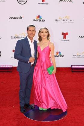 El actor colombiano Gregorio Pernia y su hija Luna poses upon his arrival on the red carpet for the 2022 Latin American Music Awards, at the Michelob ULTRA Arena of the Mandalay Bay Resort and Casino in Las Vegas, Nevada, US, 21 April 2022. Red carpet of the Latin American Music Awards 2022 !ACHTUNG: NUR REDAKTIONELLE NUTZUNG!  Copyright: xRondaxChurchillx USA7126 20220422-13c4e4760d28c00691ce5b8b50ffec9eff41c881