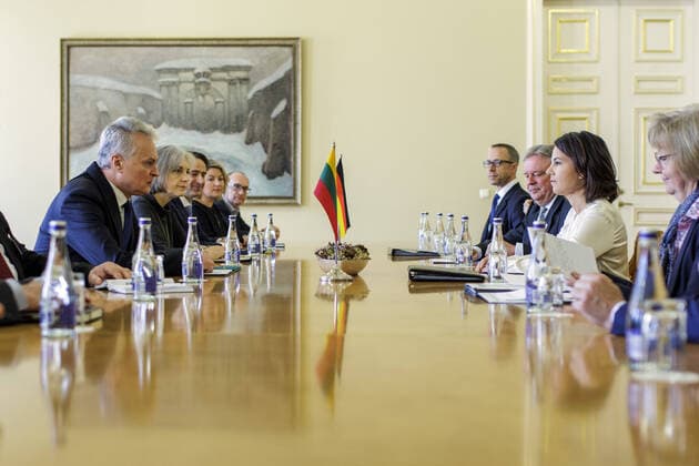 News Themen der Woche KW16 News Bilder des Tages Annalena Baerbock (Buendnis 90 Die Gruenen), Bundesaussenministerin, trifft Gitanas Nauseda, Staatspraesident der Republik Litauen, zum Gespraech. Vilnius, 22.04.2022. Vilnius Lithuania *** Annalena Baerbock Buendnis 90 Die Gruenen , German Foreign Minister, meets Gitanas Nauseda, President of the Republic of Lithuania, for talks Vilnius, 22 04 2022 Vilnius Lithuania Copyright: xJaninexSchmitz photothek.dex